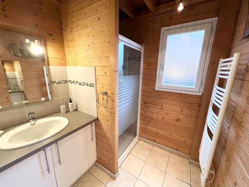 une salle de bain avec un lavabo, une douche et un miroir dans l'établissement Chalet Cabourg California Park, à Cabourg