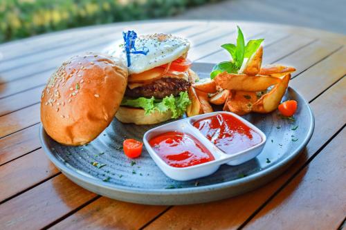 Makanan di atau berdekatan hotel