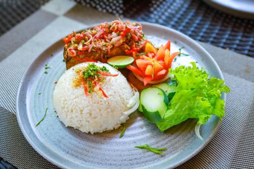 Makanan di atau berdekatan hotel