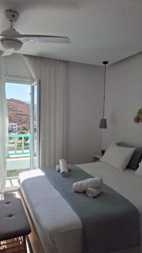 ein Schlafzimmer mit einem Bett, auf dem Handtücher liegen in der Unterkunft Aetherian Suites in Loutra