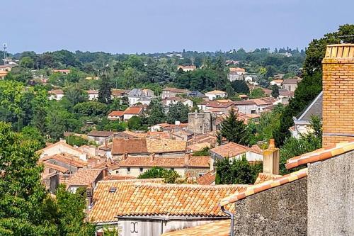 a view of a town with houses and roofs at Appartement 2 chambres en centre-ville in Parthenay