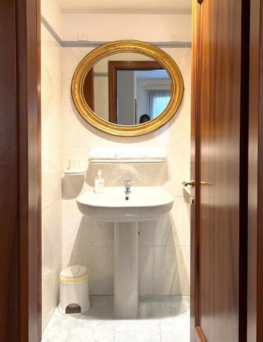 a bathroom with a sink and a mirror at Venice Secret Garden view in Venice