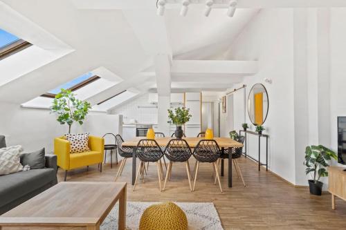 Spacious Apartment next to Shopping Mall