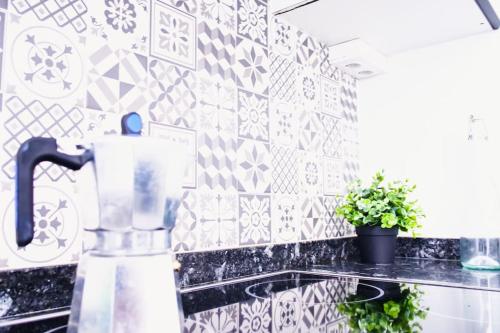 フェロルにあるApartamento Bello Piñeiroの白いタイルの壁のキッチン