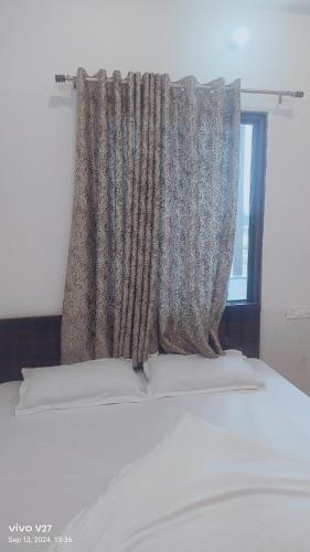 a bedroom with a bed with a window at Radha Krishan Guesthouse,Khatu shyam ji,Sikar in Khātu