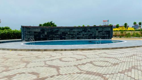Bazén v ubytování Pukhraj Club And Resort nebo v jeho okolí