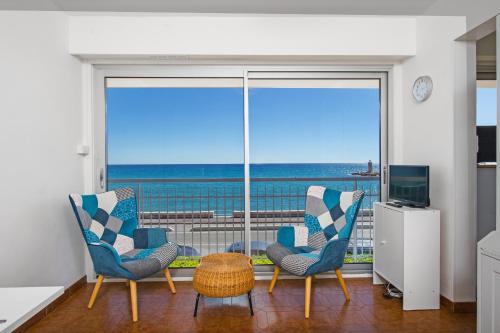 un salon avec vue sur l'océan dans l'établissement 