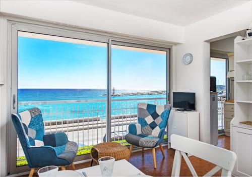 un salon avec vue sur l'océan dans l'établissement 