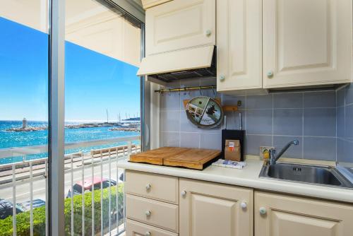 - une cuisine avec évier et vue sur l'océan dans l'établissement 
