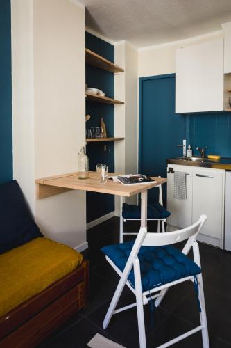 une cuisine avec un bureau, une chaise et une table dans l'établissement Le bout d'chou, à Avignon