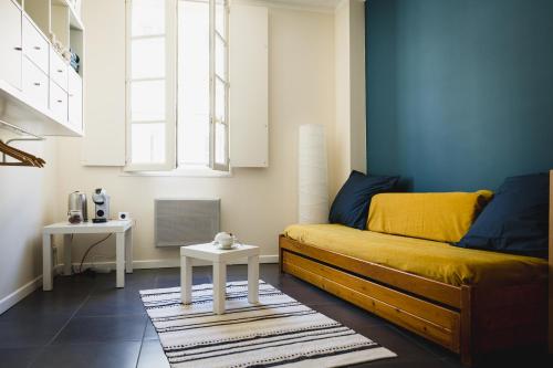 un salon avec un canapé et une table dans l'établissement Le bout d'chou, à Avignon