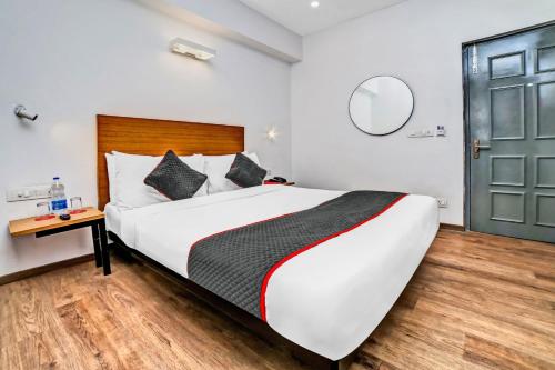 Ένα ή περισσότερα κρεβάτια σε δωμάτιο στο 1274 Super Townhouse Patrakar Puram