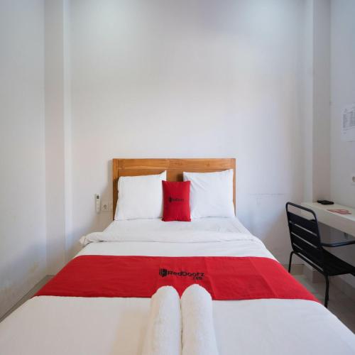 Postel nebo postele na pokoji v ubytování RedDoorz Plus at Kencana Residence Jimbaran