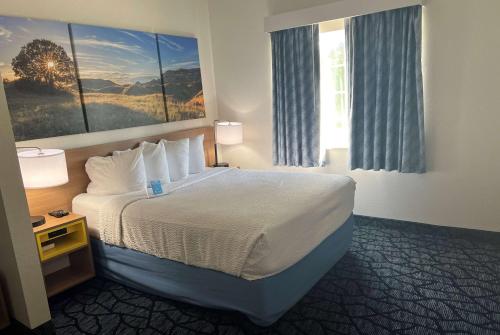 Katil atau katil-katil dalam bilik di Days Inn & Suites by Wyndham Columbus NE