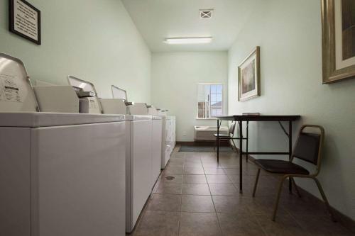 Gambar di galeri bagi Days Inn & Suites by Wyndham Columbus NE di Columbus
