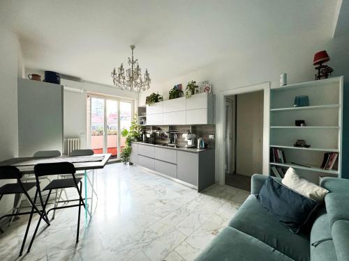 Lodi Nest - M3 Brenta Design flat with balcony - 10 min Duomo