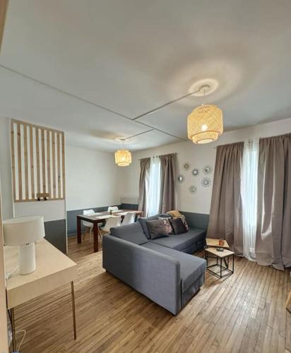 un salon avec un canapé et une table dans l'établissement Une escale à la gare, à Niort