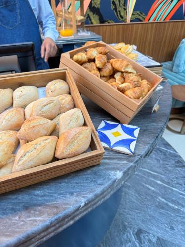 duas caixas de pão e doces sobre uma mesa em DUO Hotel Lisbon, Curio Collection by Hilton em Lisboa