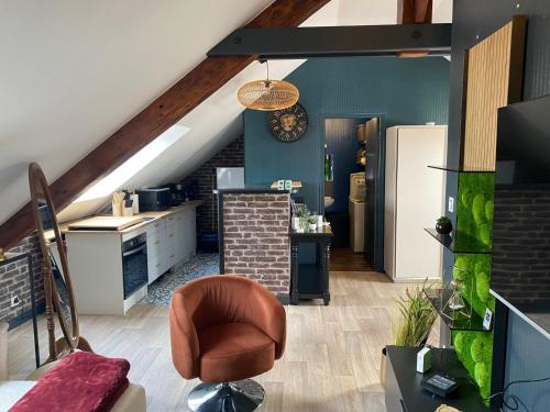 Il comprend une cuisine et un salon avec un plafond voûté. dans l'établissement Le Roule, à Cherbourg en Cotentin