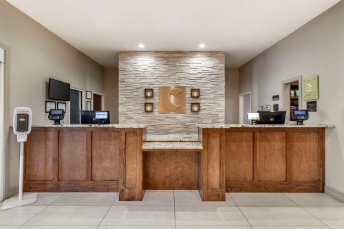 a lobby with a reception desk in a hospital at Comfort Inn & Suites Valdosta I-75 in Valdosta