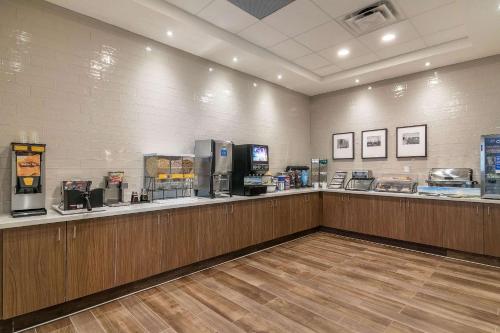 a fast food restaurant with a cash register and a counter at Comfort Inn Plymouth-Minneapolis in Plymouth