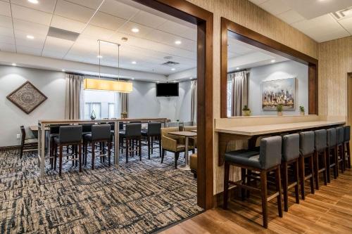 a bar in a restaurant with chairs and tables at Comfort Inn Plymouth-Minneapolis in Plymouth
