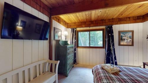 Cama o camas de una habitación en Treehouse Home Brought to you by GetAway Vacations