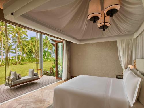 Postel nebo postele na pokoji v ubytování Waldorf Astoria Seychelles Platte Island