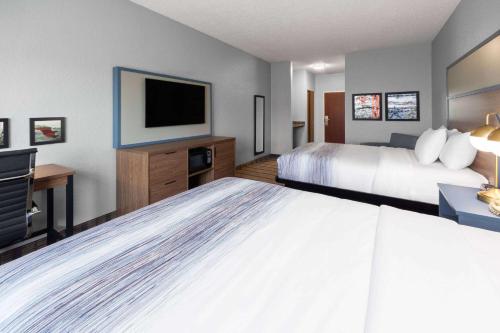 Ένα ή περισσότερα κρεβάτια σε δωμάτιο στο AmericInn by Wyndham Grinnell