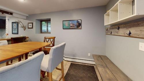 Una cocina o zona de cocina en Treehouse Home Brought to you by GetAway Vacations
