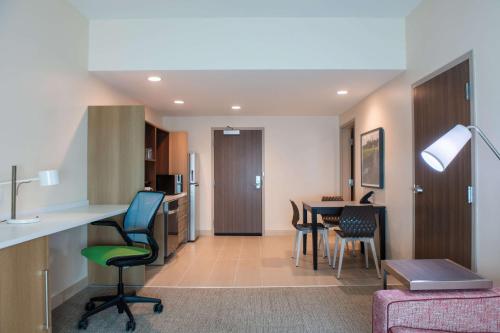 a living room with a kitchen and a dining room at Home2 Suites By Hilton Kingsland in Kingsland