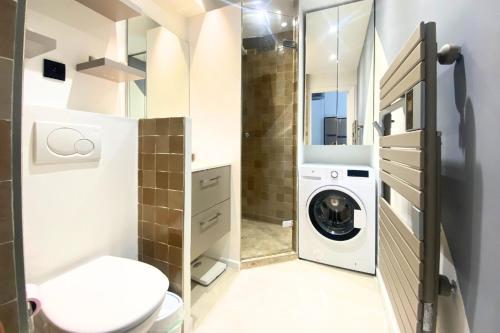 La salle de bains est pourvue d'un lave-linge et d'un sèche-linge. dans l'établissement Cosy 2 pièces - Palais Croisette Cannes, à Cannes