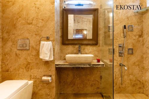 Bilik mandi di EKOSTAY - 8BHK La Flamingo Villa with Private Turf