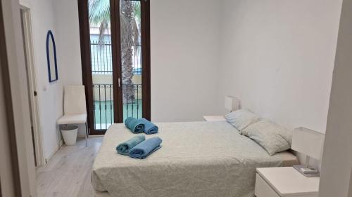 Dos toallas en una cama en una habitación blanca en TRIANA_Villa in Palma city with private pool - ETV/10914, en Palma de Mallorca
