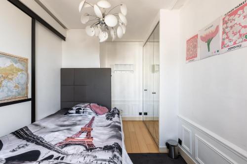 - une chambre avec un lit et la tour Eiffel dans l'établissement Horizon des Fleurs - Paris 15 mn des Champs Élysée, à Paris