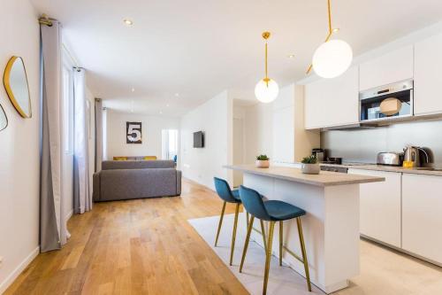 une cuisine et un salon avec un comptoir et des chaises dans l'établissement Appartement10P#Full Equipped#BONNE NOUVELLE#BOURSE, à Paris