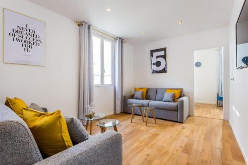 un salon avec deux canapés et une table dans l'établissement Appartement10P#Full Equipped#BONNE NOUVELLE#BOURSE, à Paris