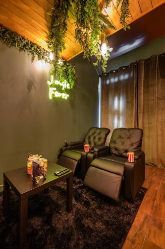 un salon avec un canapé et une table dans l'établissement Cinéroom - Jungle Fever, à Saint-Maur-des-Fossés