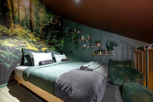 une chambre avec un lit avec un tableau sur le mur dans l'établissement Cinéroom - Jungle Fever, à Saint-Maur-des-Fossés