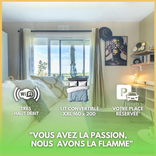 - un lit à baldaquin et une fenêtre dans l'établissement Studio Lumineux et plein de charme, à Blois