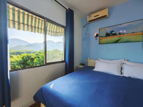 Postel nebo postele na pokoji v ubytování Cloud Tree Inn Boutique Guesthouse XiChong DaPeng ShenZhen 深圳大鹏西涌云树里民宿Yun Shu Li