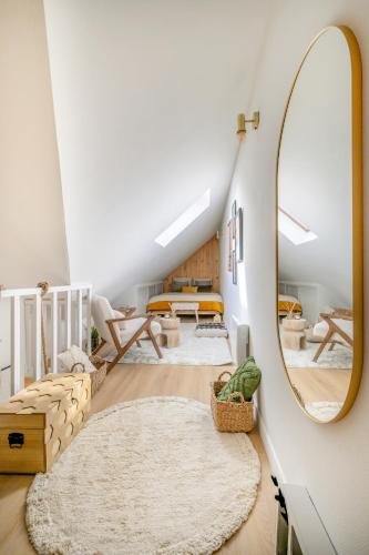 un salon avec un grand miroir au mur dans l'établissement Jacuzzi Sauna privatif - La Cabanette Spa, à Saint-Maur-des-Fossés