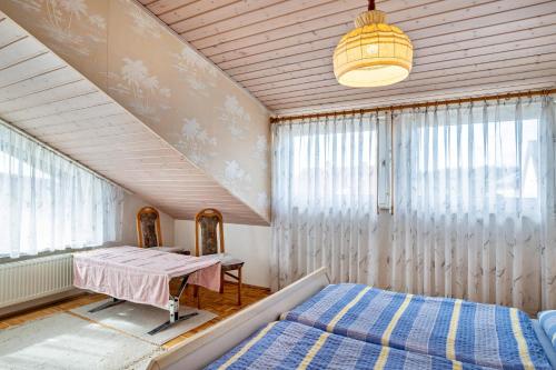 NeunkirchenにあるGästehaus Marlies - Wohnung Aのベッド2台とテーブルが置かれた寝室