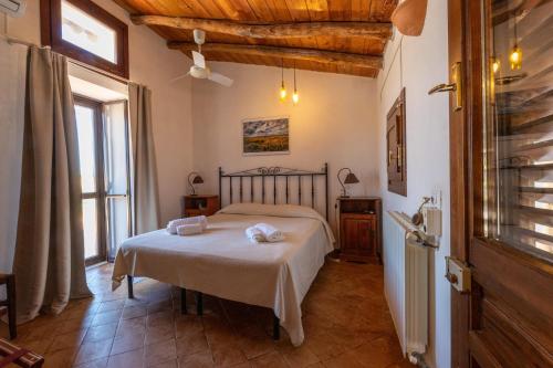 ein Schlafzimmer mit einem Bett mit Handtüchern darauf in der Unterkunft Fattoria Manostalla Villa Chiarelli in Balestrate