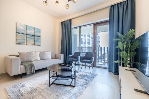 Exquisite 1BDR apartment in Creek with Pool View