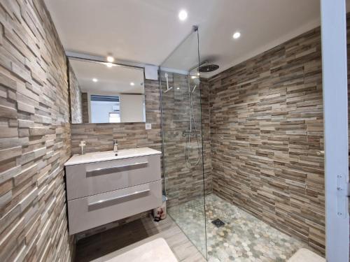 une salle de bain avec un lavabo et une douche en verre dans l'établissement Jolie petit mazet à 10min des plages, à Rayol-Canadel-sur-Mer