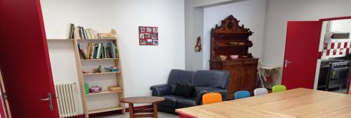 un salon avec une chaise bleue et une table dans l'établissement Chalet du CUPau, à Cauterets