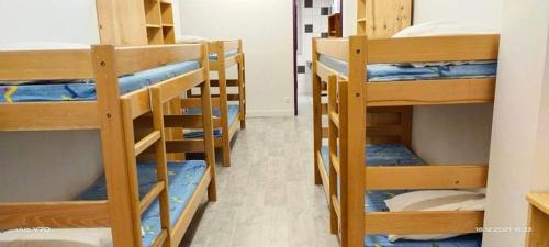 un groupe de lits superposés dans une pièce dans l'établissement Chalet du CUPau, à Cauterets