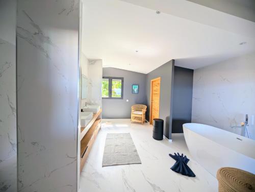 Koupelna v ubytování Luxueuse Villa Calypso - Piscine et vue mer