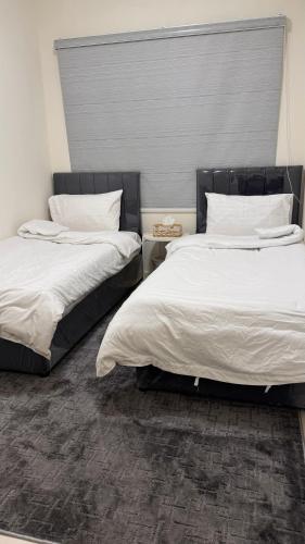 Ένα ή περισσότερα κρεβάτια σε δωμάτιο στο Chic 3-BR Tala Almajd Villas in upscale district Alnahdah Family only